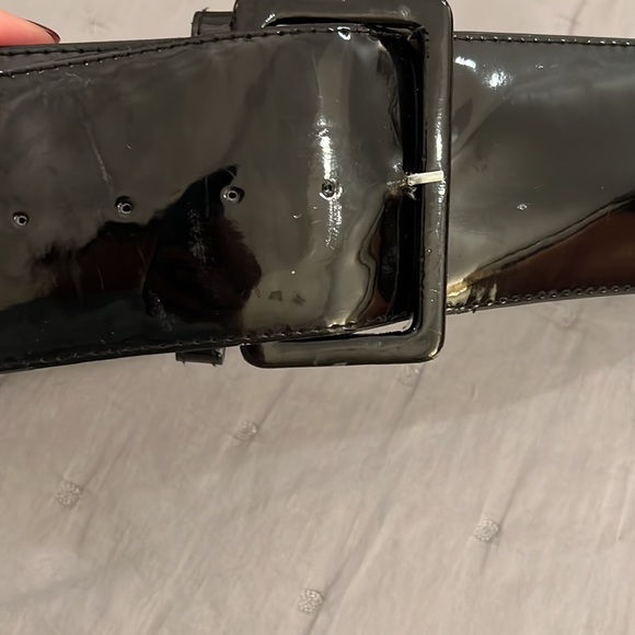 Vintage wide black patent belt. Gives you a tiny waist. Perfect for dresses. - Picture 10 of 11